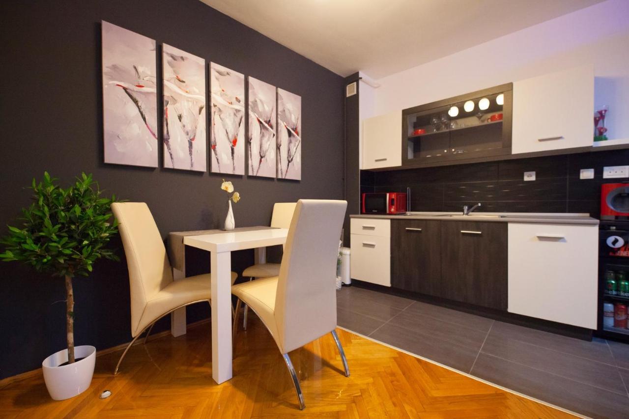 Apartman Aurelius - Private Parking โอซีเยก ภายนอก รูปภาพ